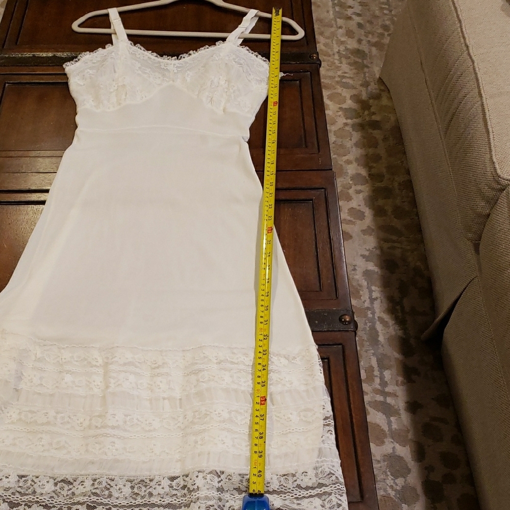 Elegant Vintage Cream/White Lace Slip - Picture 11 of 13